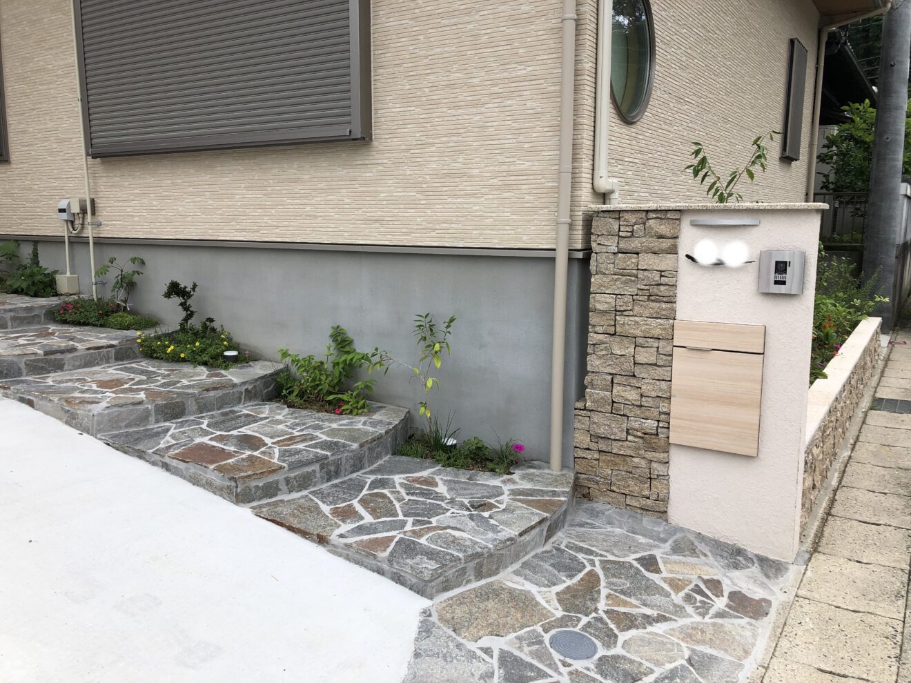 写真：門柱周りとアプローチ