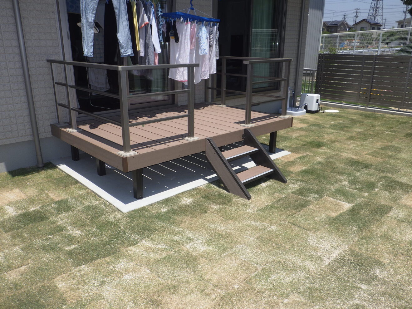 写真：ウッドデッキと天然芝の庭 - 福田造園の施行事例（愛知県幸田市）