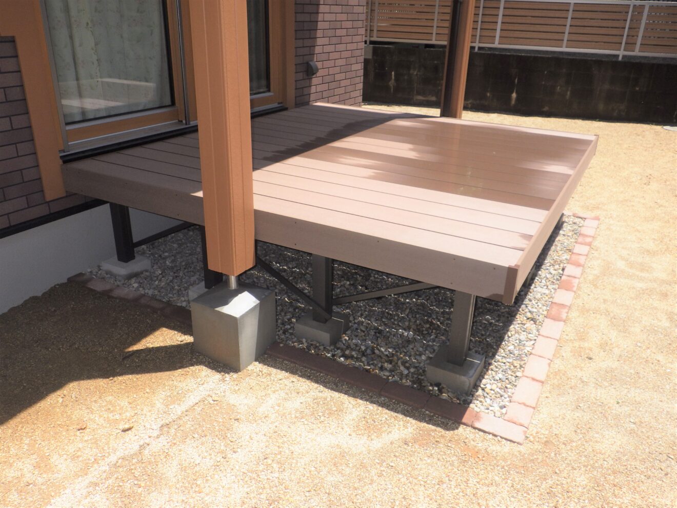 写真：人工木のウッドデッキ02