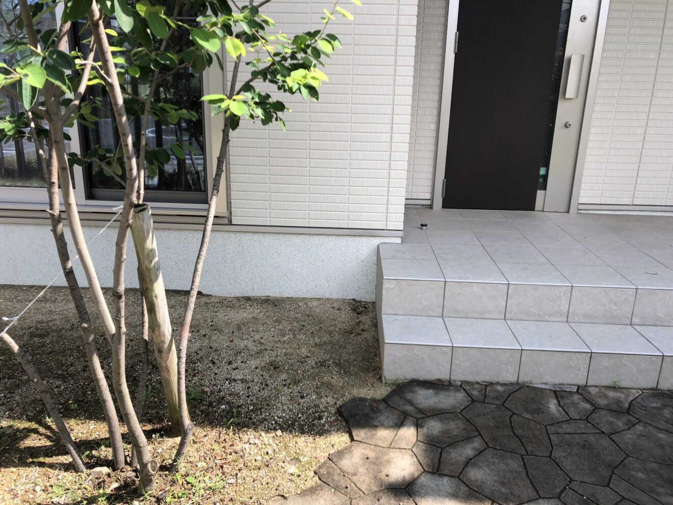 写真：宅配ポスト設置前の玄関周り - 福田造園の施行事例（愛知県みよし市）