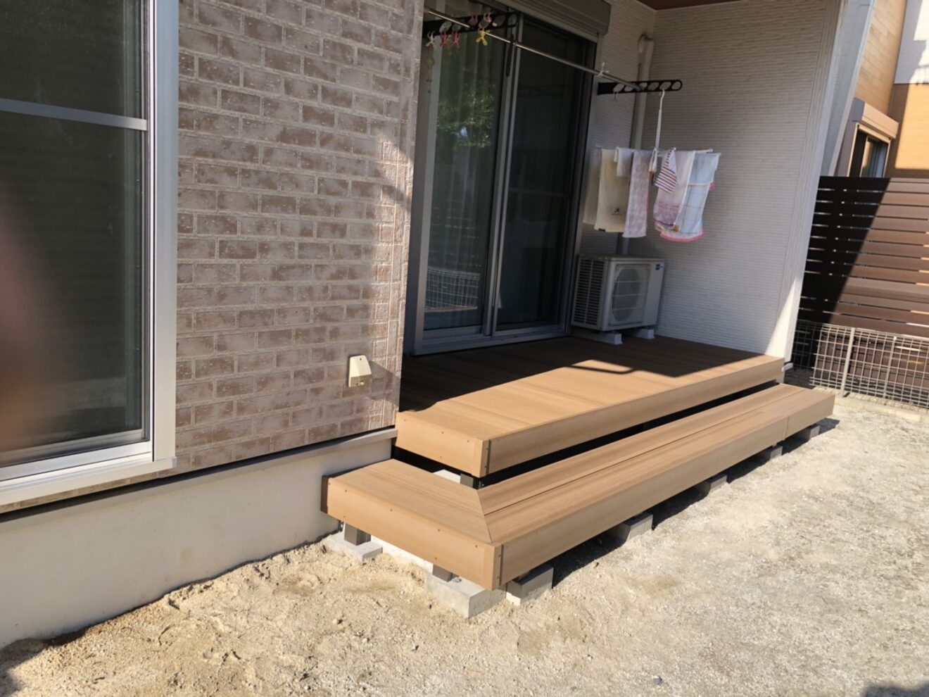 写真：ウッドデッキ施工後の住宅周り01 - 福田造園の施行事例（愛知県豊田市）