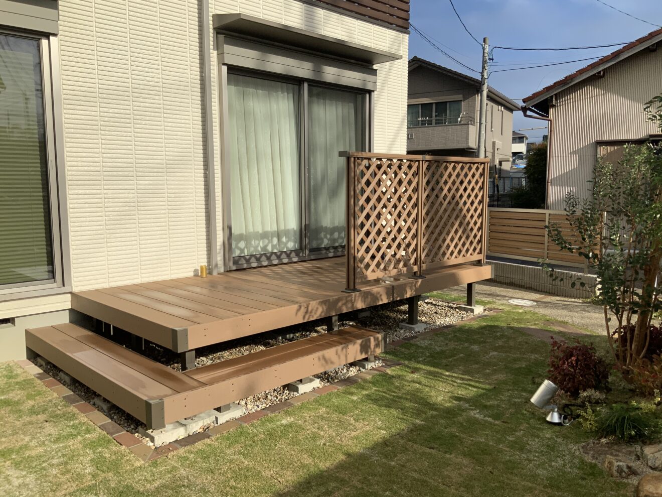 写真：高麗芝が敷かれた庭とウッドデッキ02