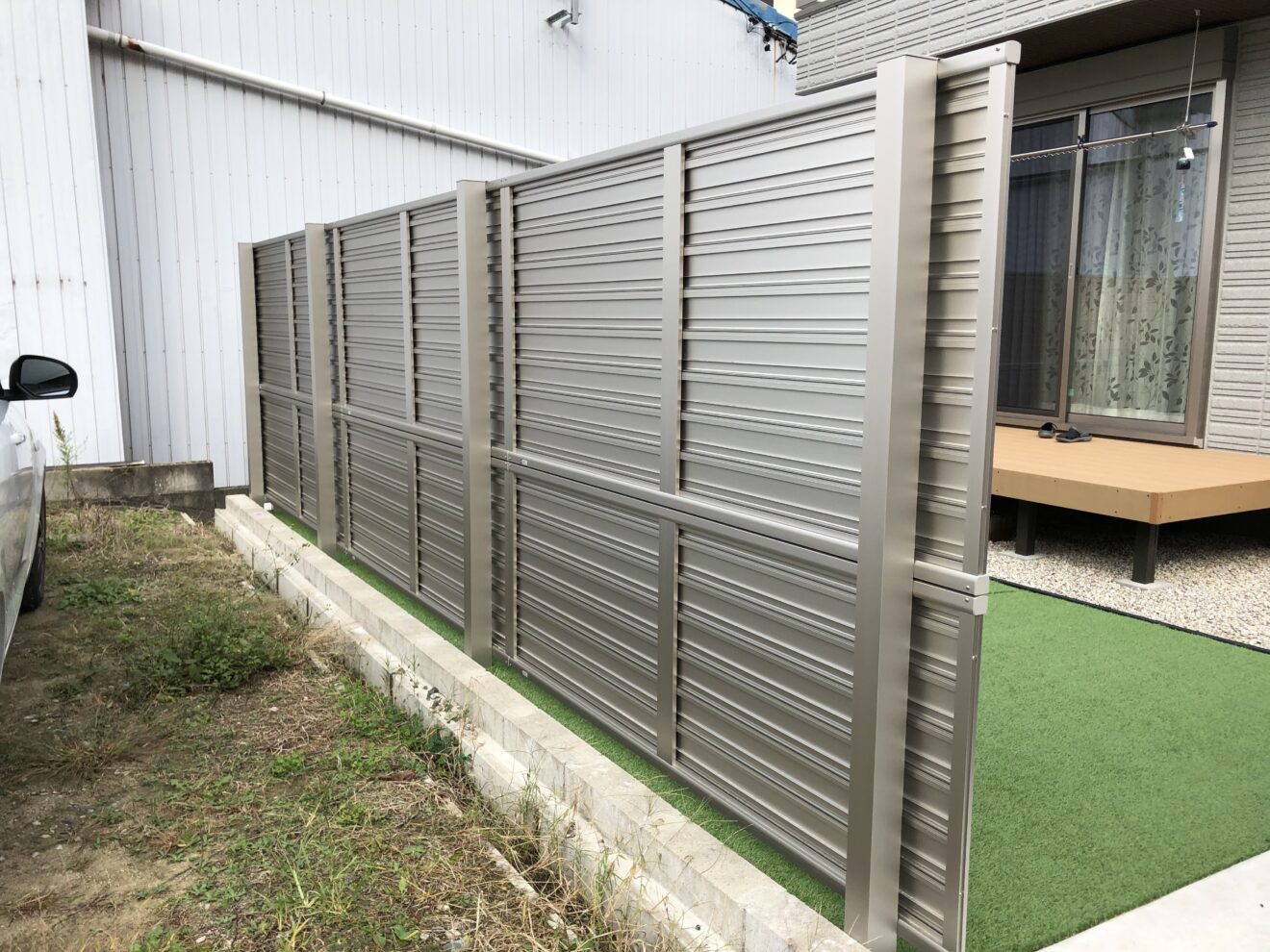 写真：人工芝とフェンス施行後の庭 - 福田造園の施行事例（愛知県岡崎市）