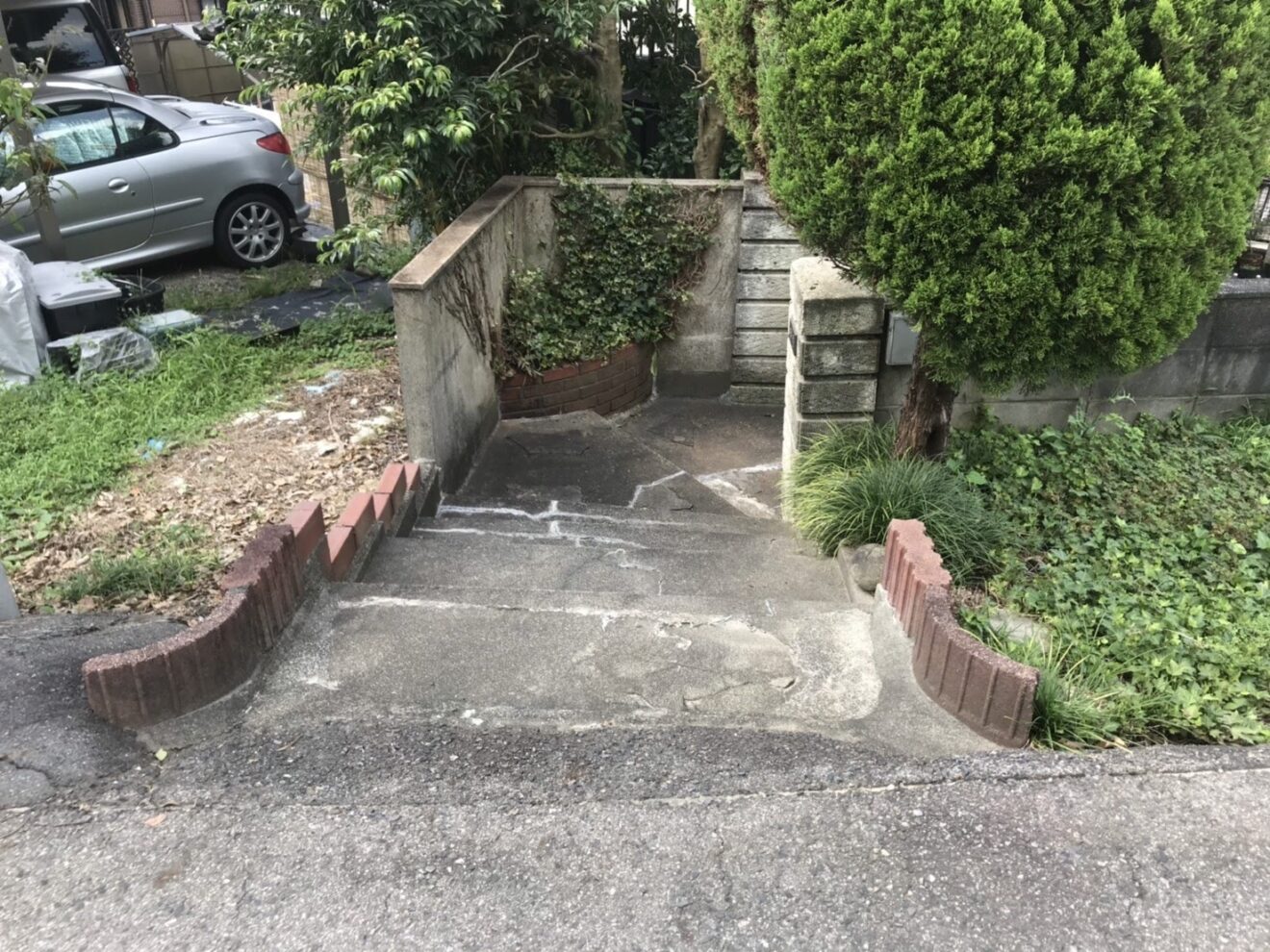 写真：リフォーム前のアプローチ01