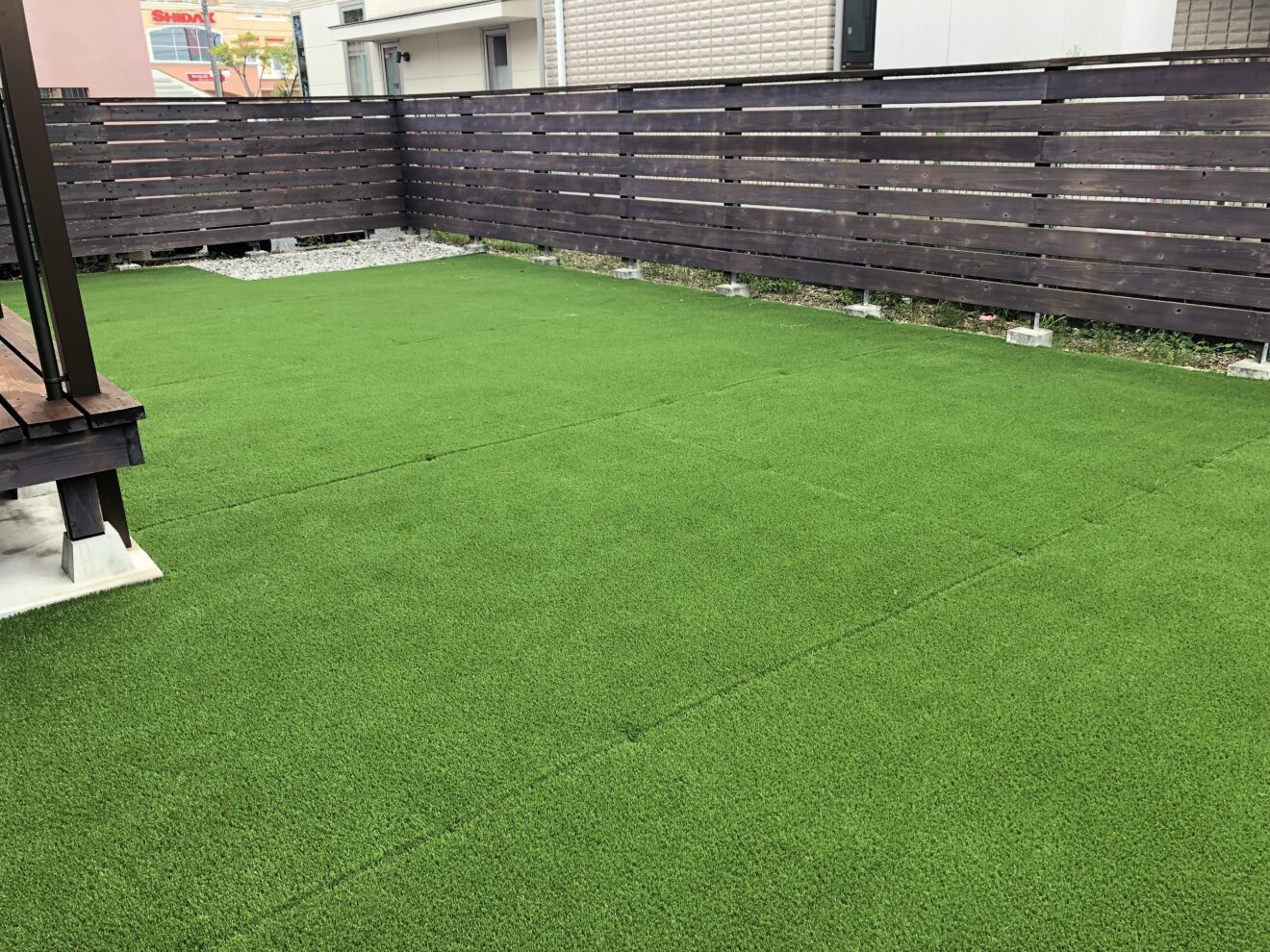 写真：人工芝が敷かれた後の庭01 - 福田造園の施行事例（愛知県岡崎市）