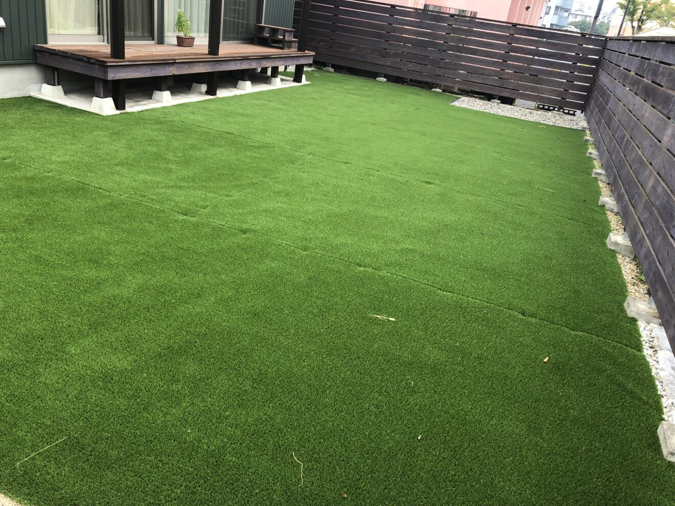 写真：人工芝が敷かれた後の庭02 - 福田造園の施行事例（愛知県岡崎市）