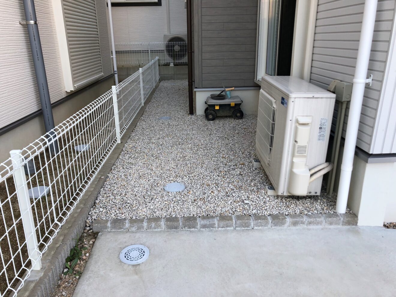 写真：砂利敷き後の住宅周り