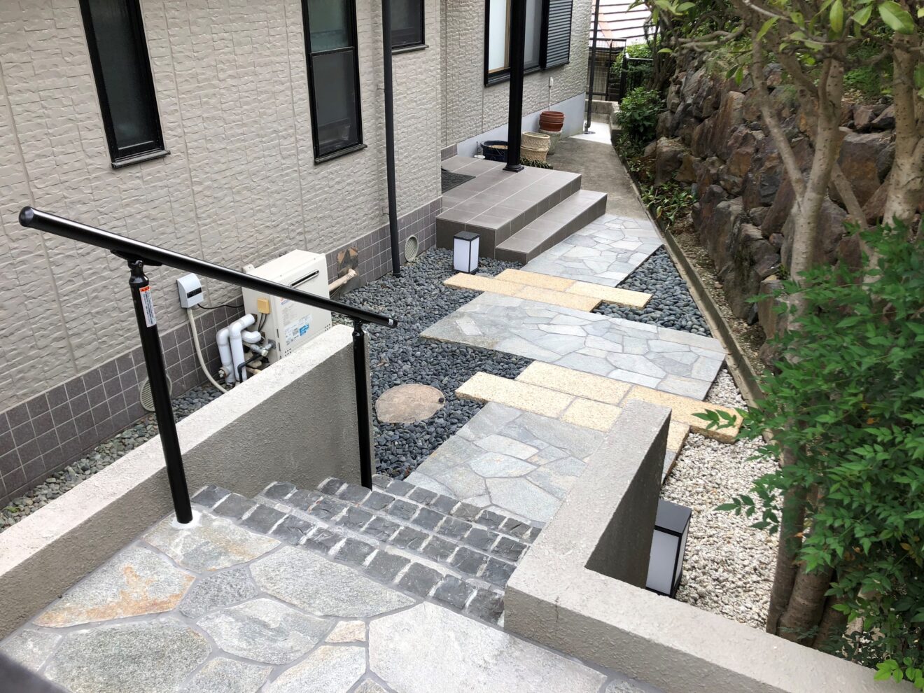 写真：リフォーム後のアプローチ