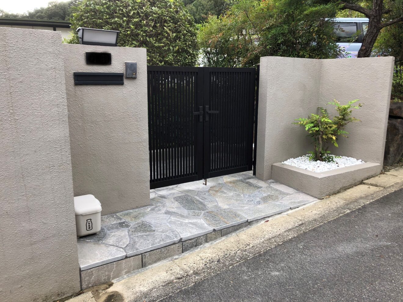 写真：リフォーム後の門扉周り