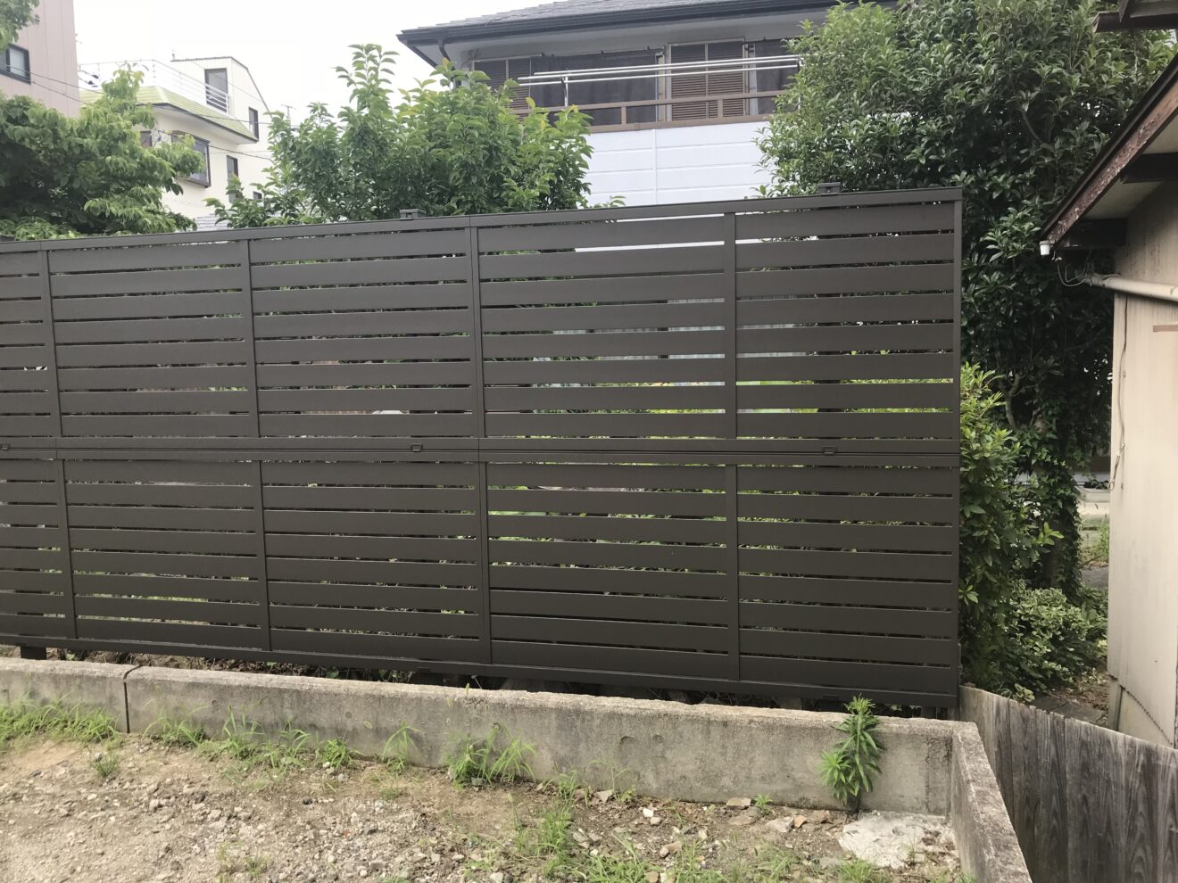 写真：樹木撤去に施行されたフェンス01 - 福田造園の施行事例（愛知県岡崎市）