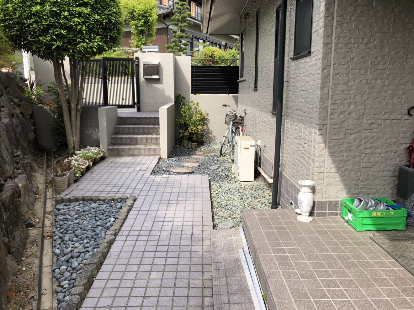 写真：リフォーム前のアプローチ