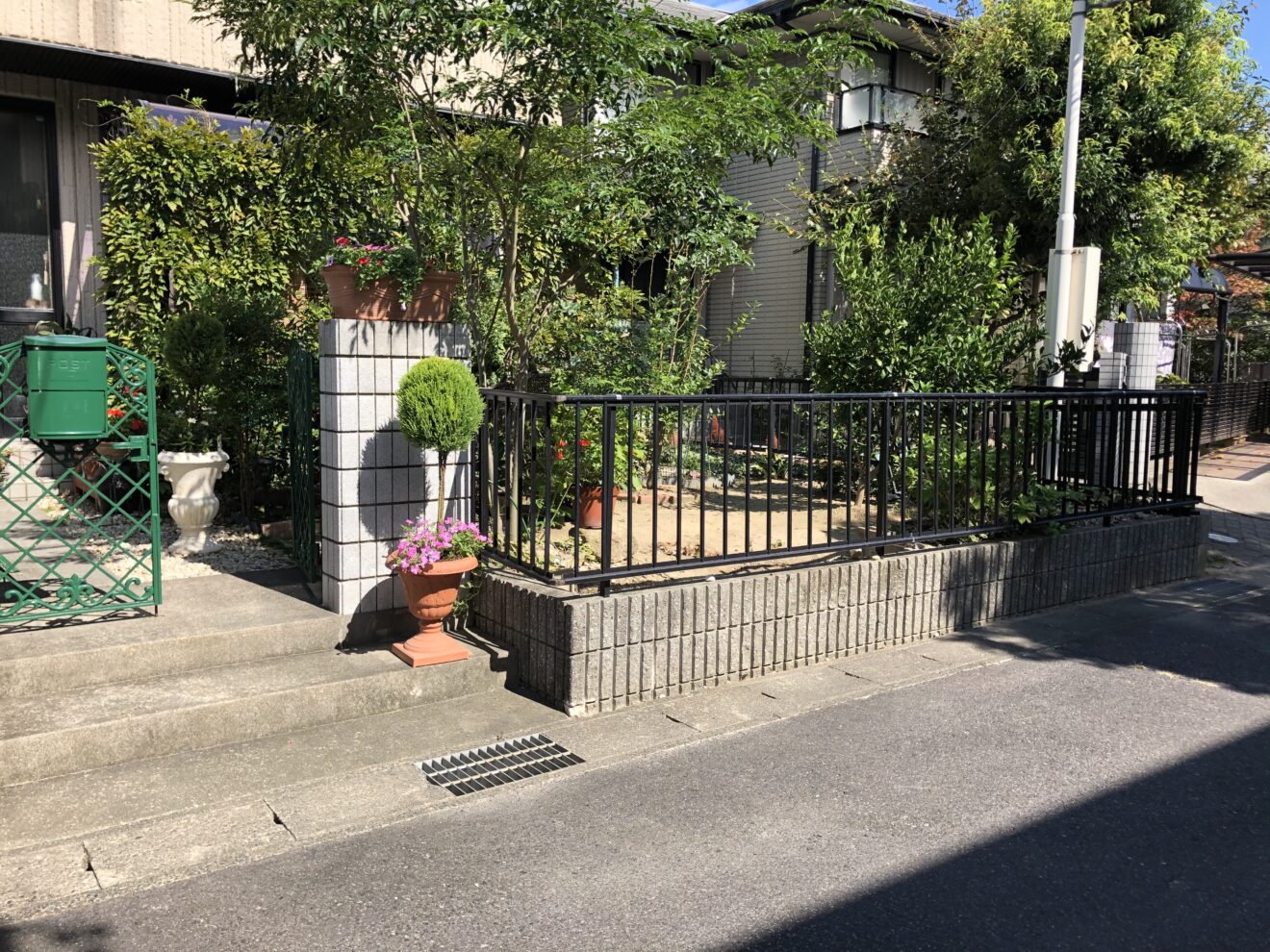 写真：駐車場にリフォームされる前の庭01