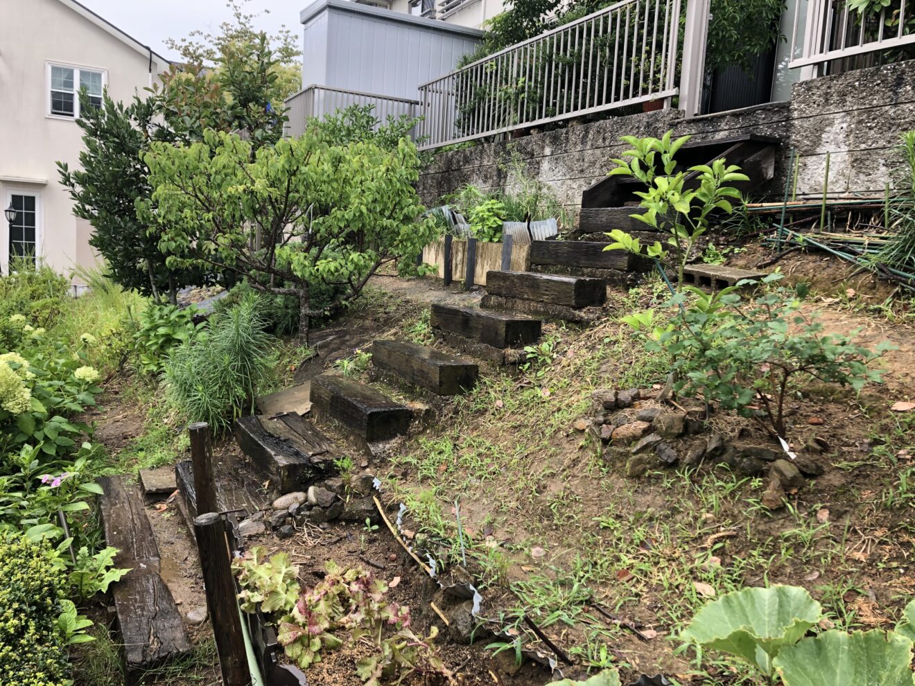 写真：手すり施行前の階段