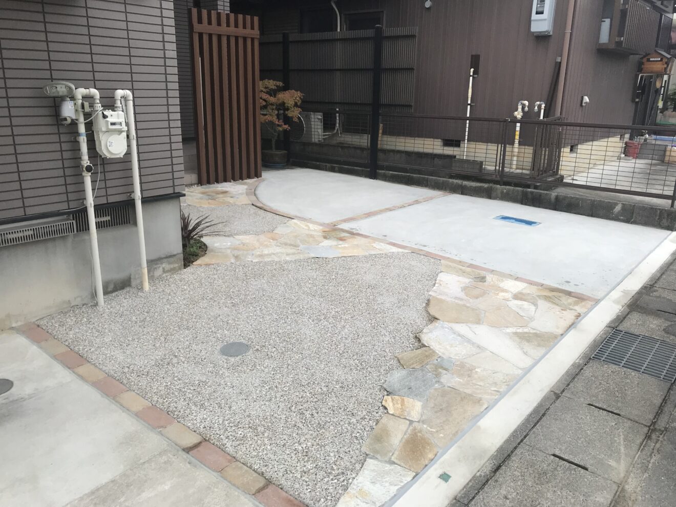 写真：リフォーム後の駐車場とアプローチ01 - 福田造園の施行事例（愛知県豊田市）