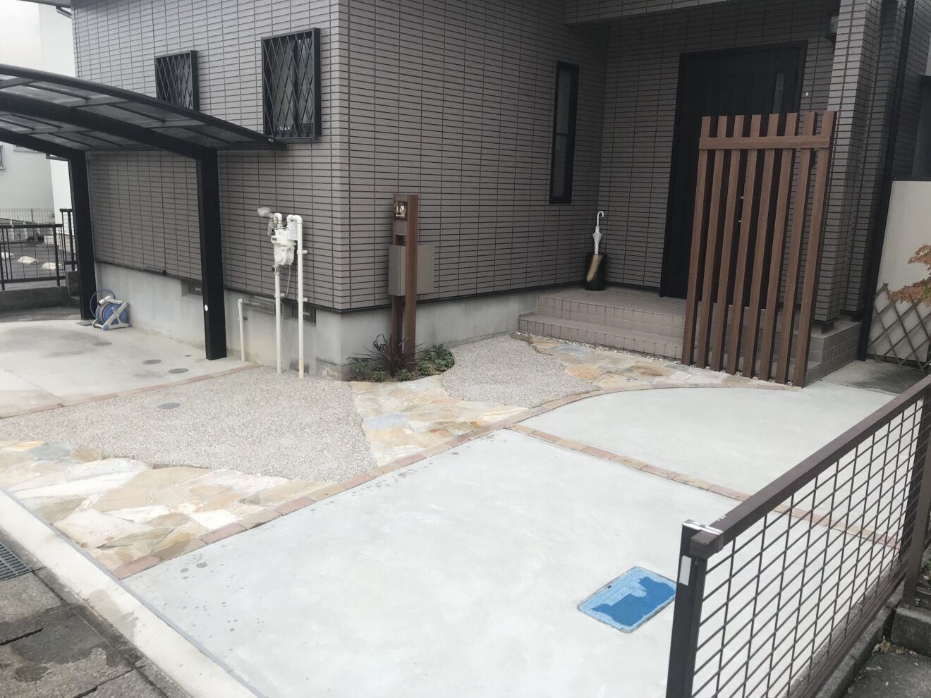 写真：リフォーム後の駐車場とアプローチ02 - 福田造園の施行事例（愛知県豊田市）