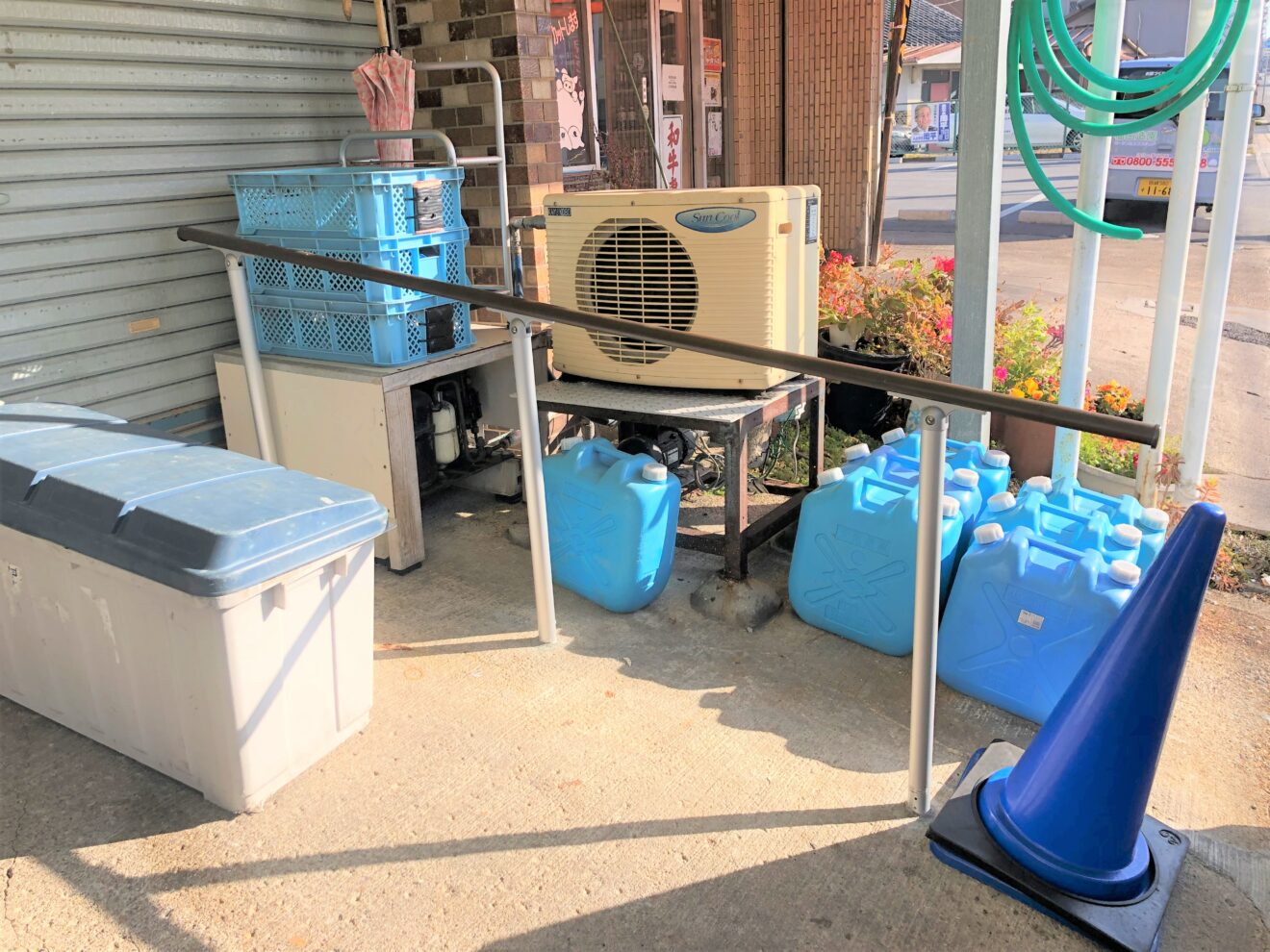 写真：手すりが施行された後のお店入り口02 - 福田造園の施行事例（愛知県岡崎市）