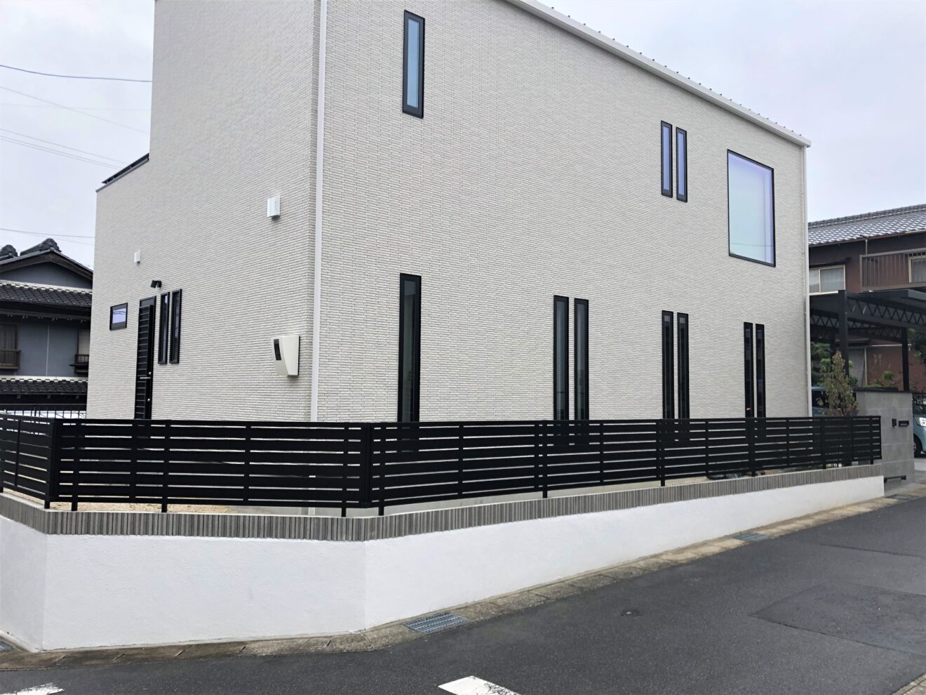 写真：フェンス施工後の住宅周り - 福田造園の施行事例（愛知県日進市）