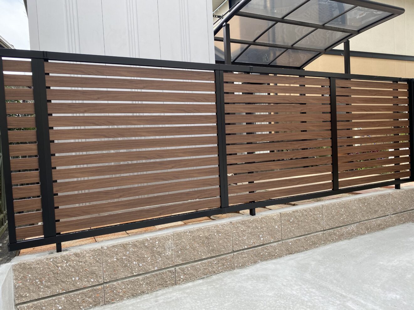 写真：リフォーム後の駐車場周りのフェンス - 福田造園の施行事例（愛知県豊田市）