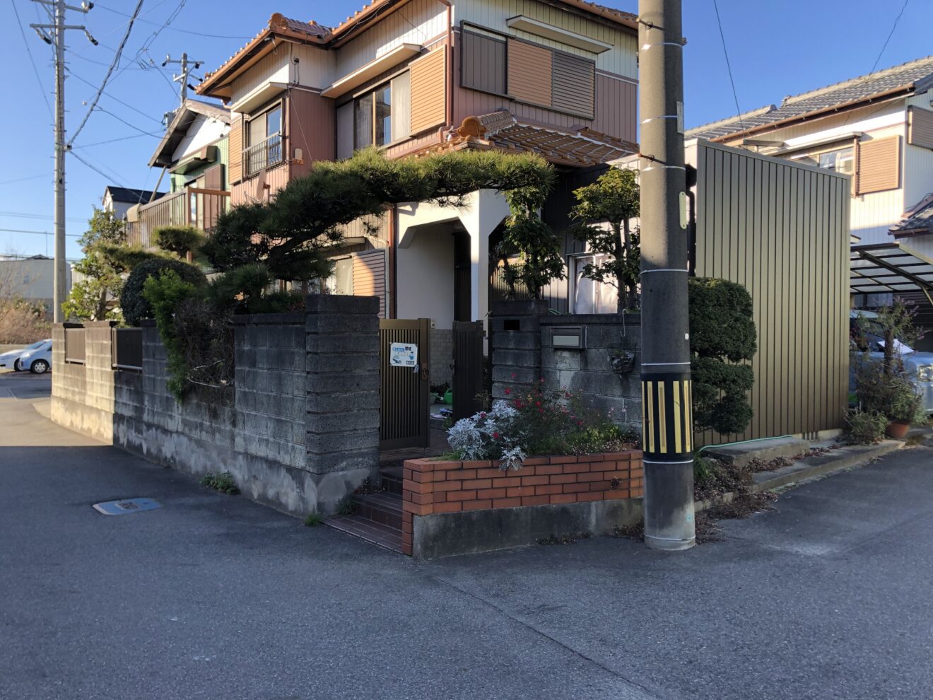 写真：駐車場拡張前の外構全景