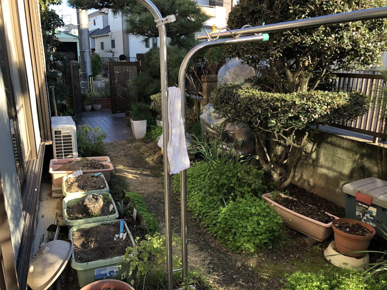 写真：駐車場拡張前の庭