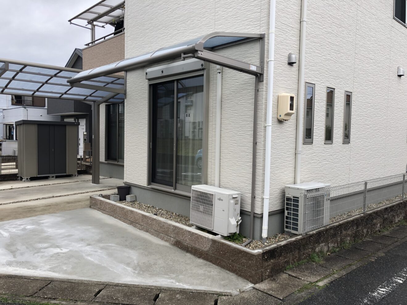 写真：テラス屋根施工後の住宅周り - 福田造園の施行事例（愛知県豊田市）