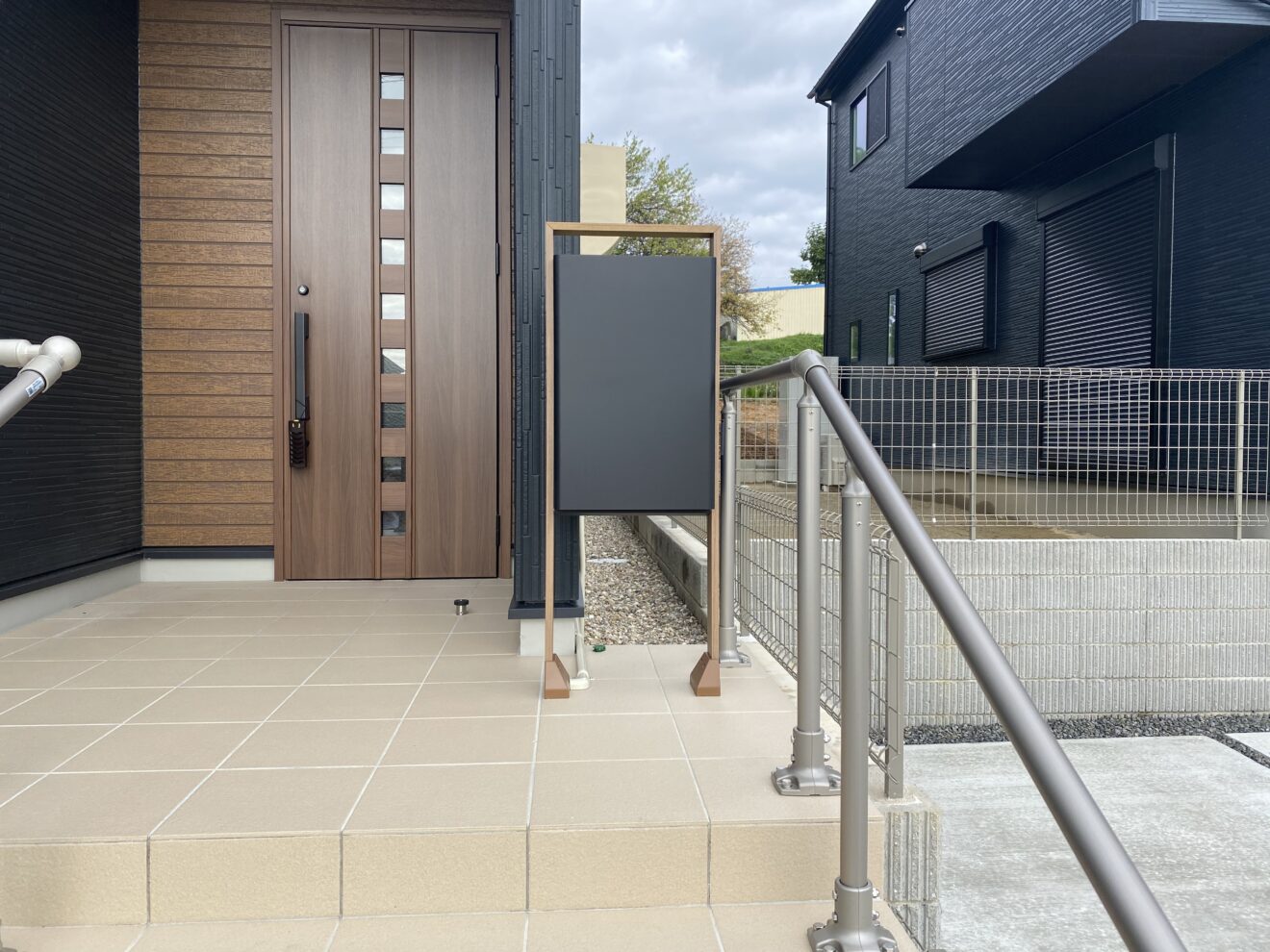 写真：玄関周りと宅配ボックス - 福田造園の施行事例（愛知県豊田市）