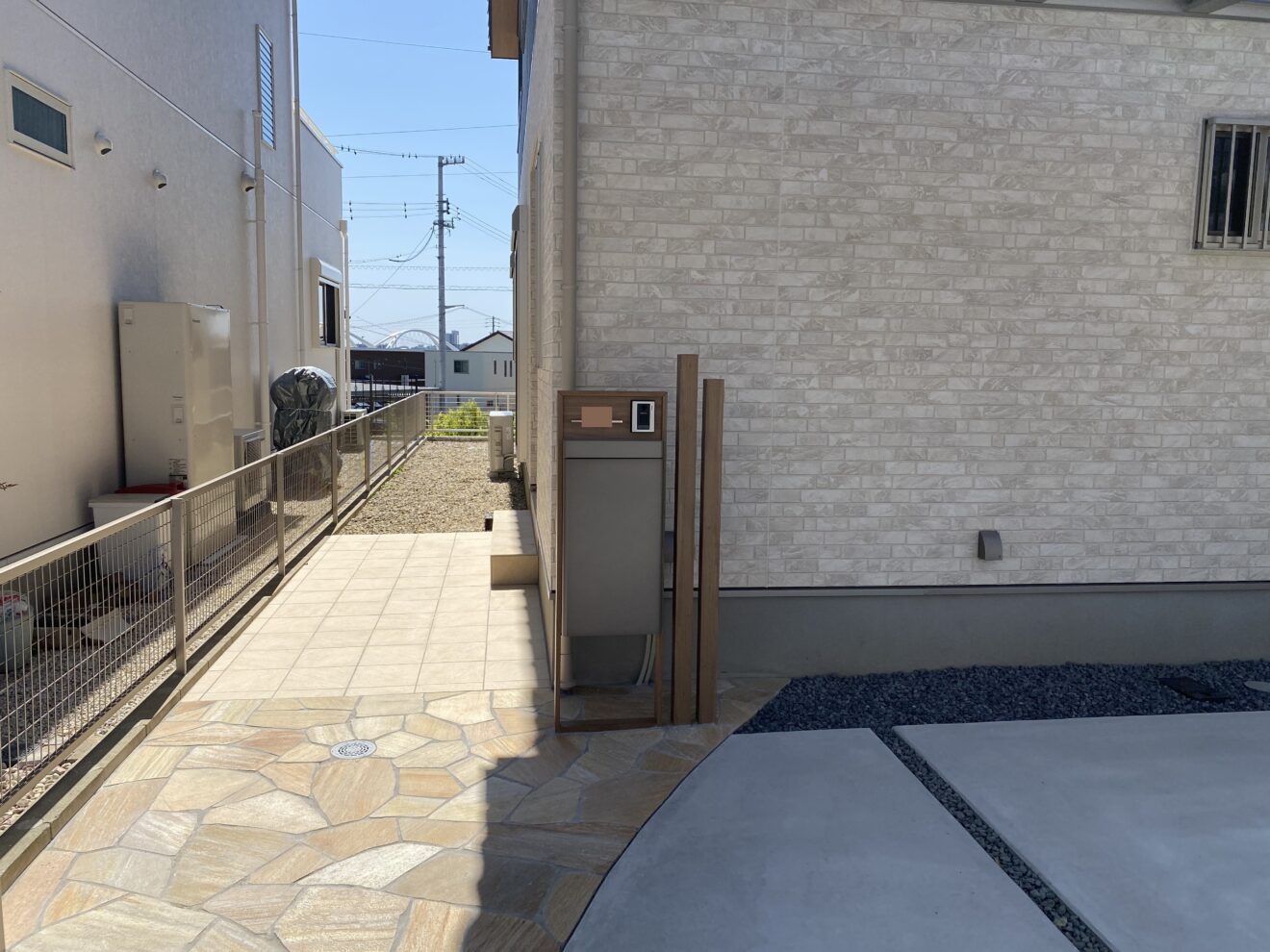 写真：工事後の門塀周りとアプローチ - 福田造園の施工事例（愛知県豊田市）