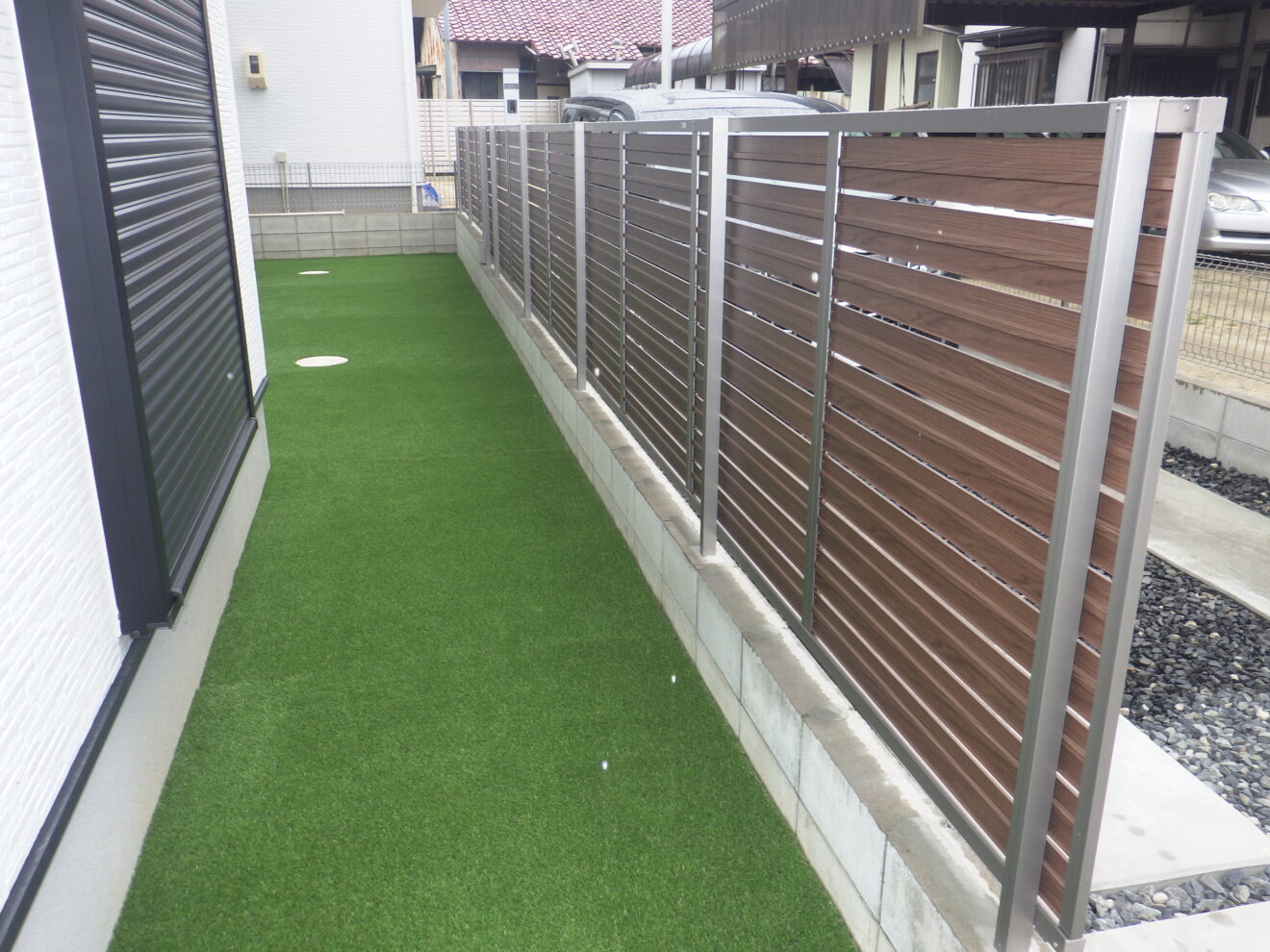 写真：目隠しフェンスと人工芝の庭 - 福田造園の施工事例（愛知県豊田市）