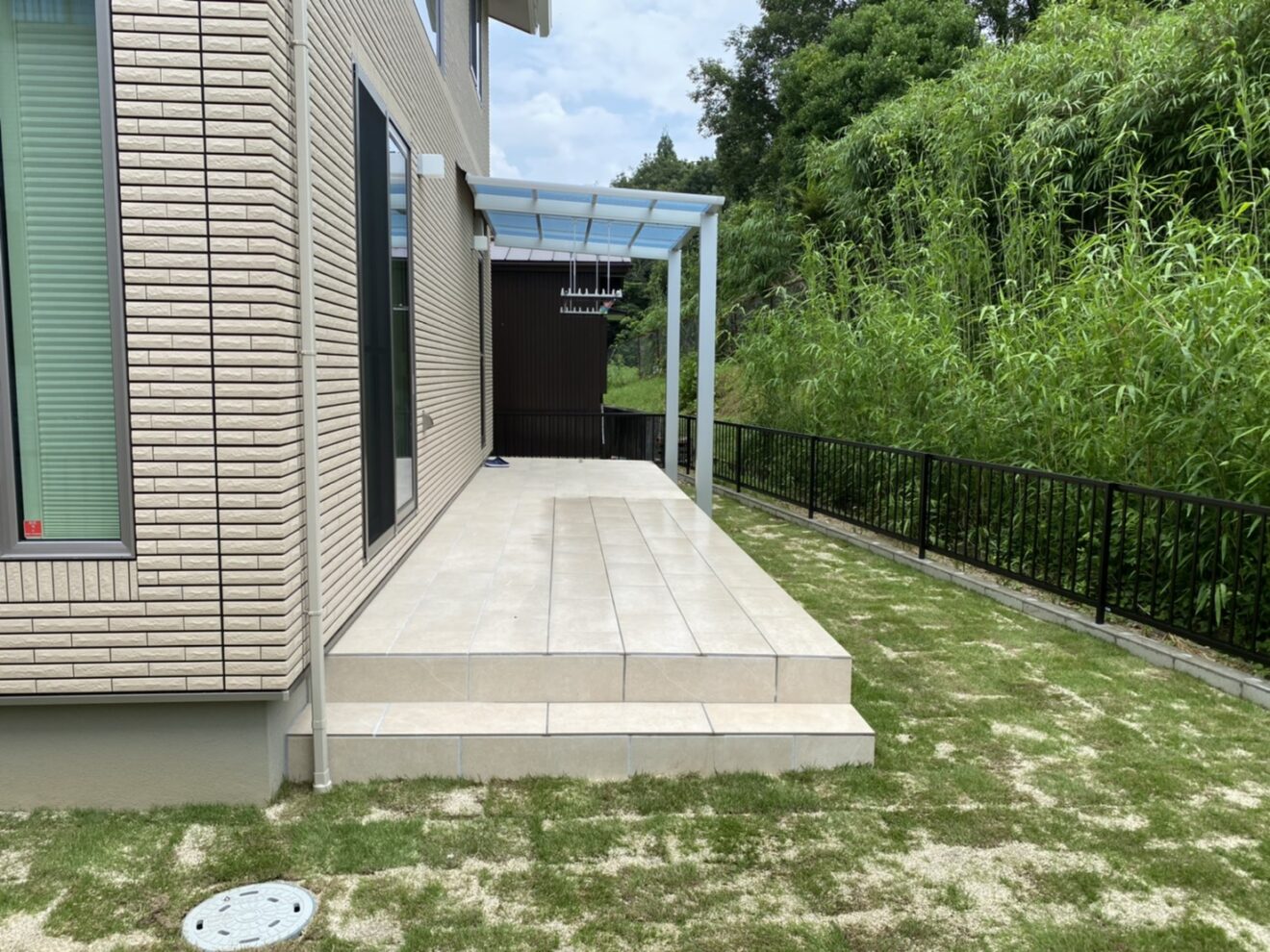 写真：テラス屋根が付いたタイルデッキと庭 - 福田造園の施工事例（愛知県豊田市）