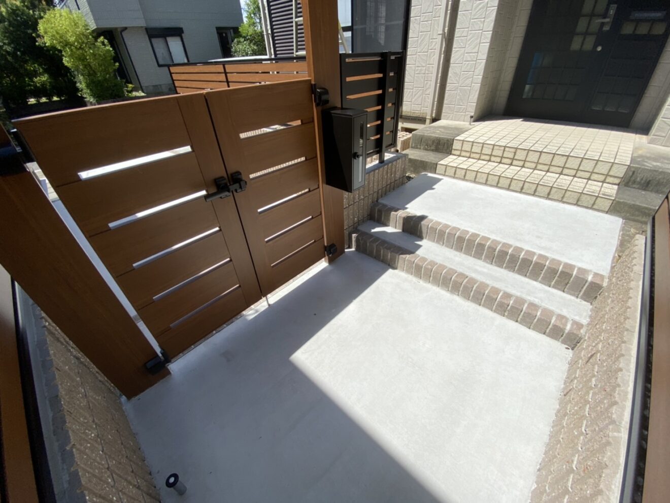 写真：駐車場拡張後の門塀周り - 福田造園の施工事例（愛知県みよし市）