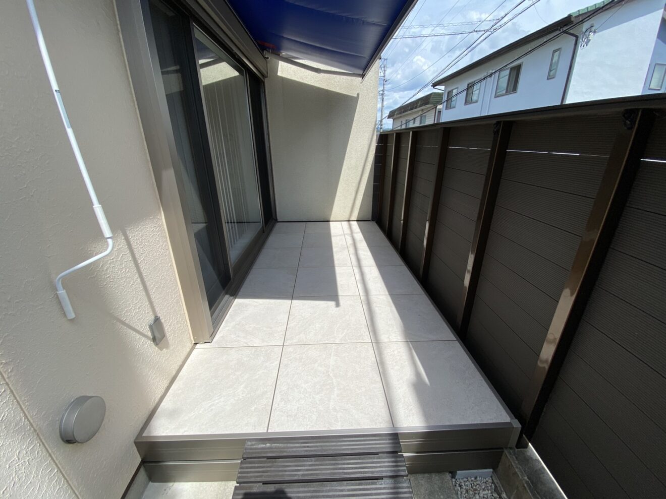 写真：タイルデッキとオーニング施行後の庭02 - 福田造園の施工事例（愛知県豊田市）