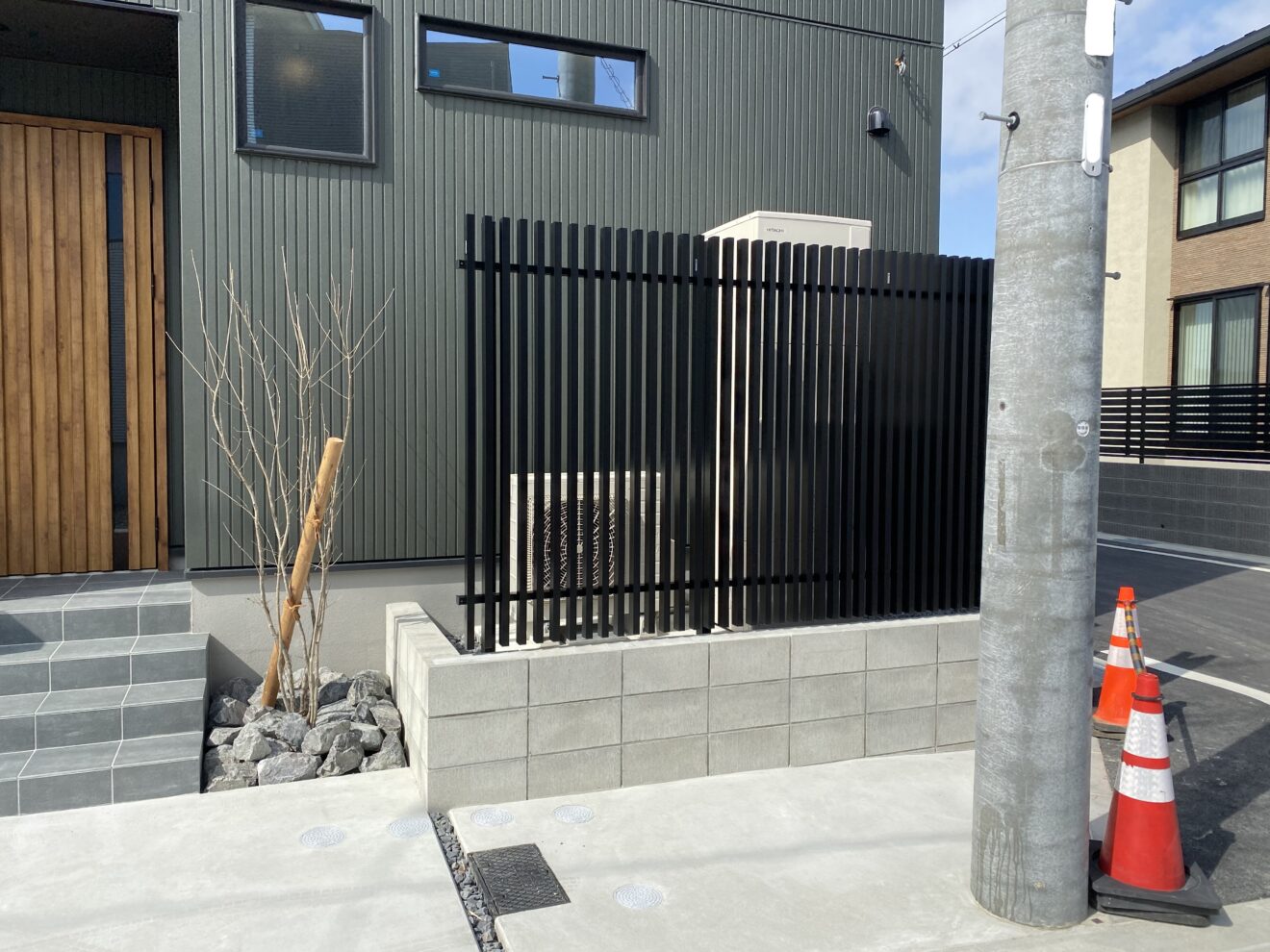 写真：玄関周りとフェンス - 福田造園の施工事例（愛知県日進市）