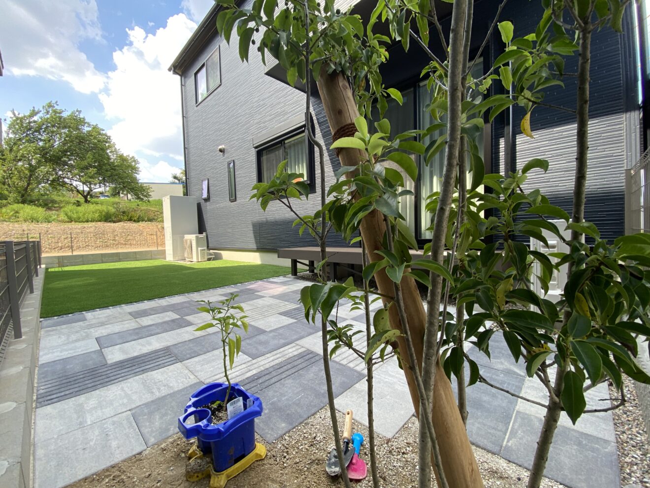 写真：人工芝・コンクリート平板・ウッドデッキが施行された庭と植栽 - 福田造園の施工事例（愛知県豊田市）