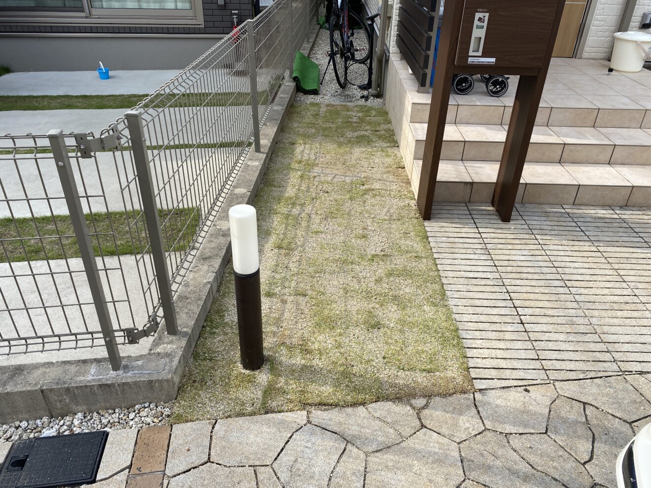 写真：天然芝施行後の住宅周り- 福田造園の施工事例（愛知県豊田市）