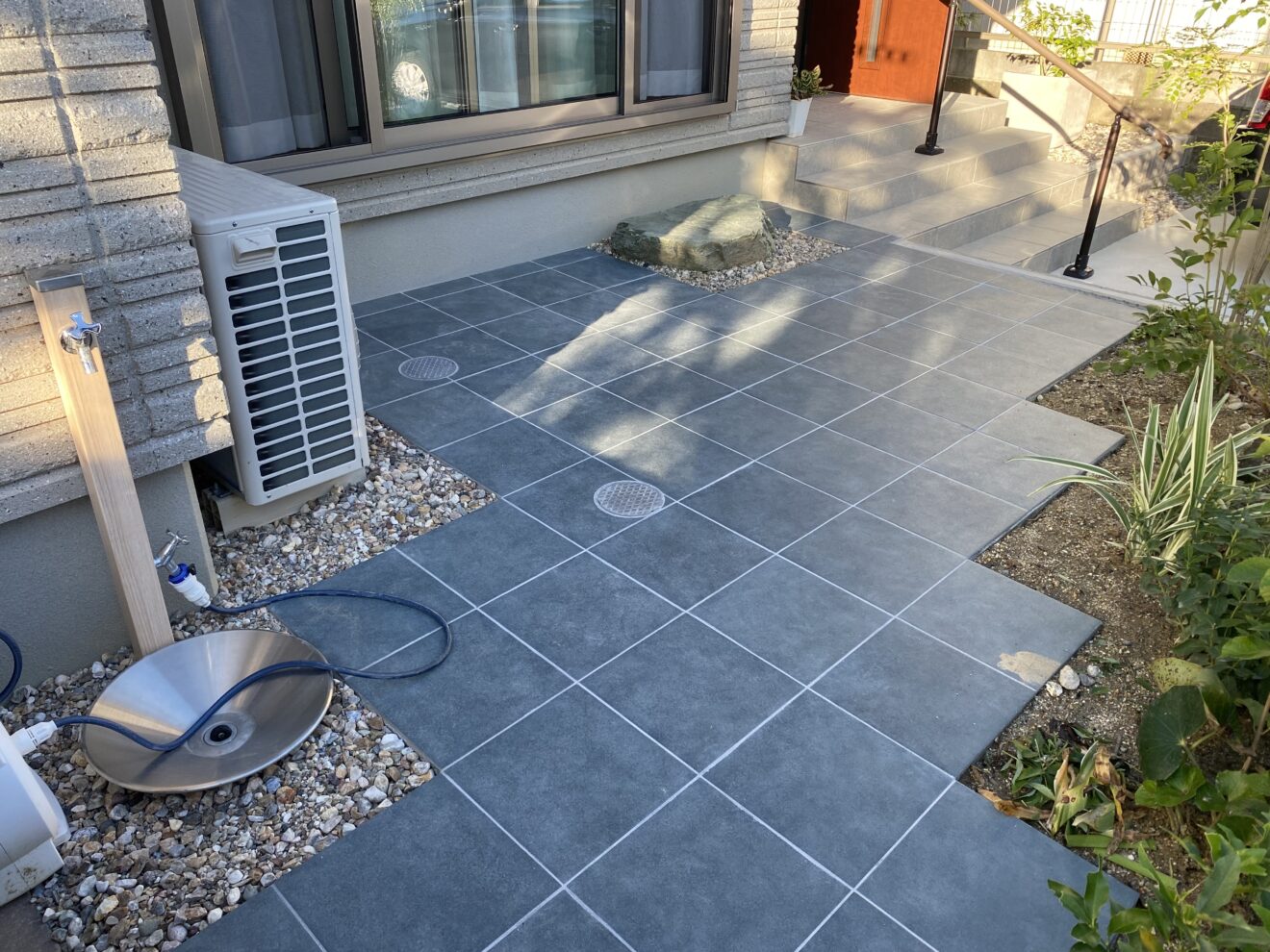 写真：タイルを敷いた後の庭 - 福田造園の施工事例（愛知県豊田市）