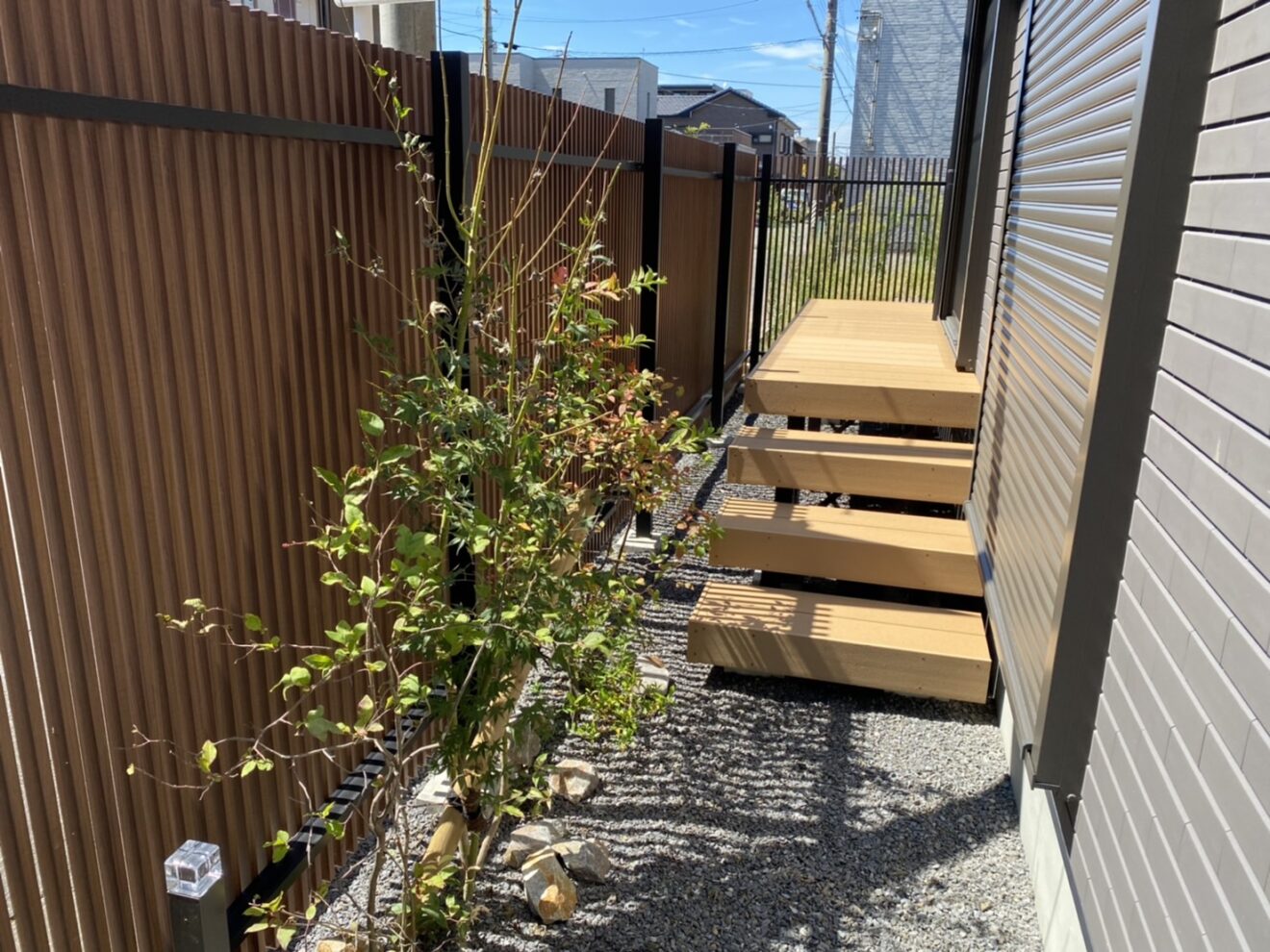 写真：植栽とウッドデッキ施工後の庭福田造園の施工事例（愛知県岡崎市）