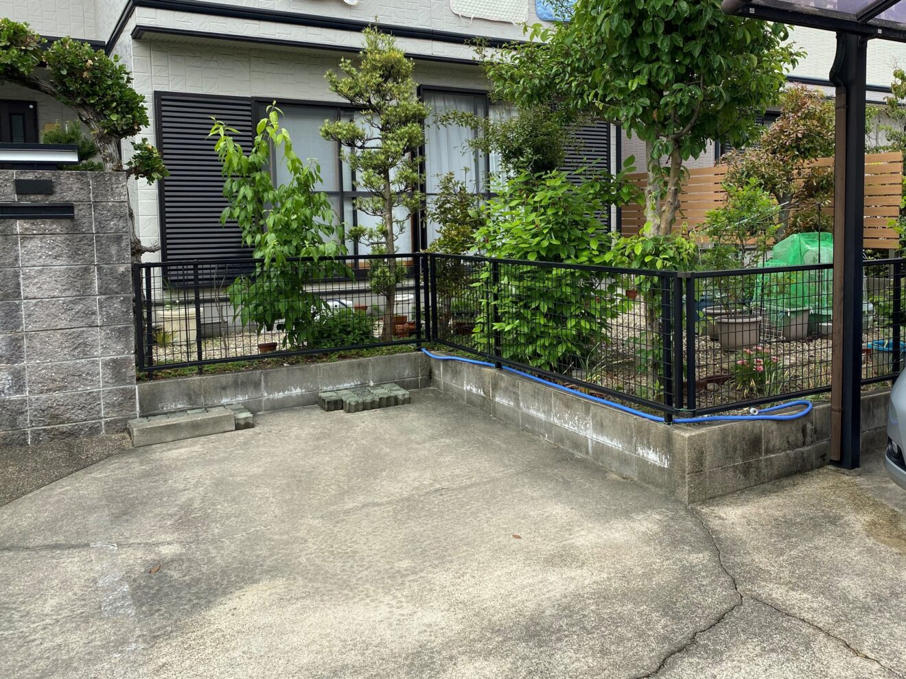 写真：駐車場にリフォームされる前の庭 - 福田造園の施工事例（愛知県豊田市）