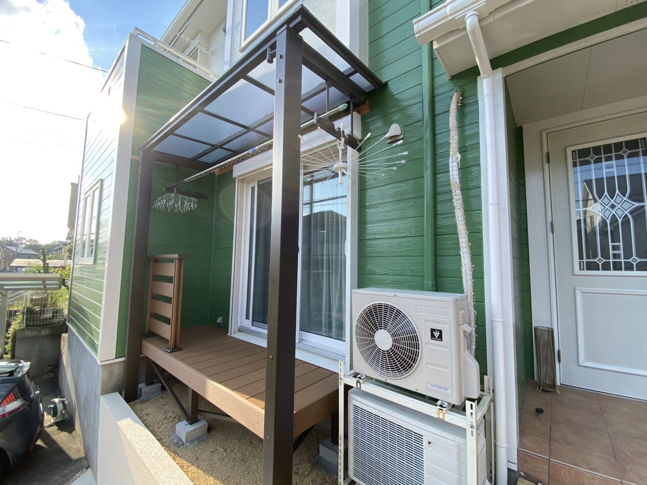 写真：リフォーム後のウッドデッキとテラス屋根 - 福田造園の施工事例（愛知県豊田市）