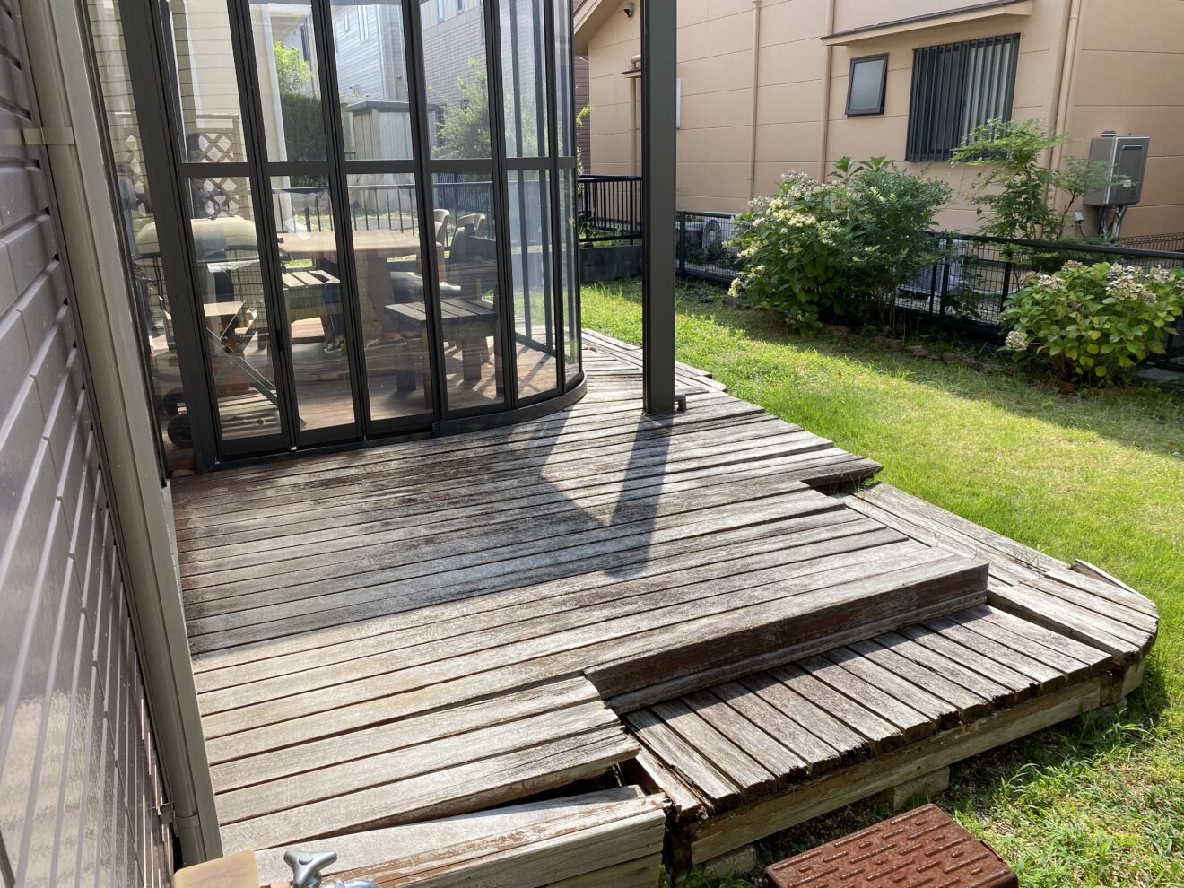 写真：サンルームとウッドデッキ撤去前の庭 - 福田造園の施工事例（愛知県みよし市）