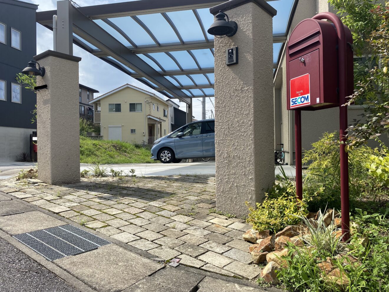 写真：リフォーム後の門柱周り - 福田造園の施工事例（愛知県豊田市）