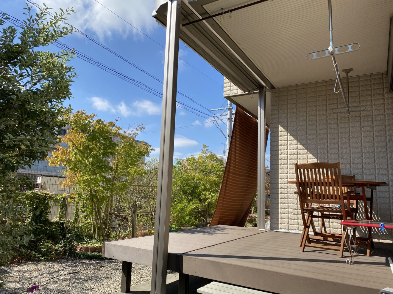 写真：ウッドデッキとオーニング施行後の住宅周り01 - 福田造園の施工事例（愛知県豊田市）