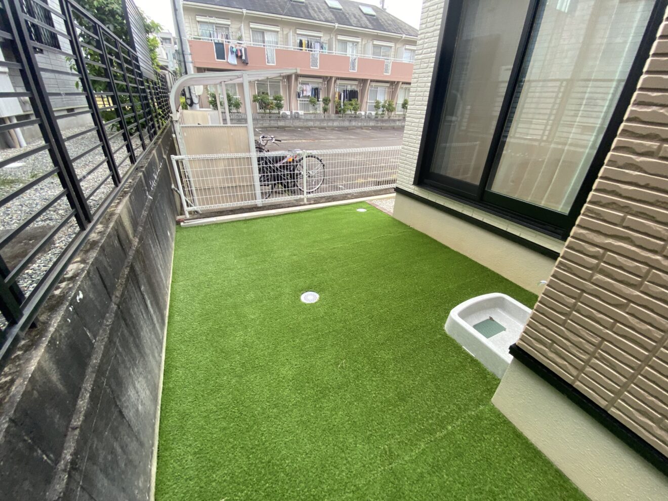 写真：人工芝が敷かれた庭 - 福田造園の施工事例（愛知県長久手市）