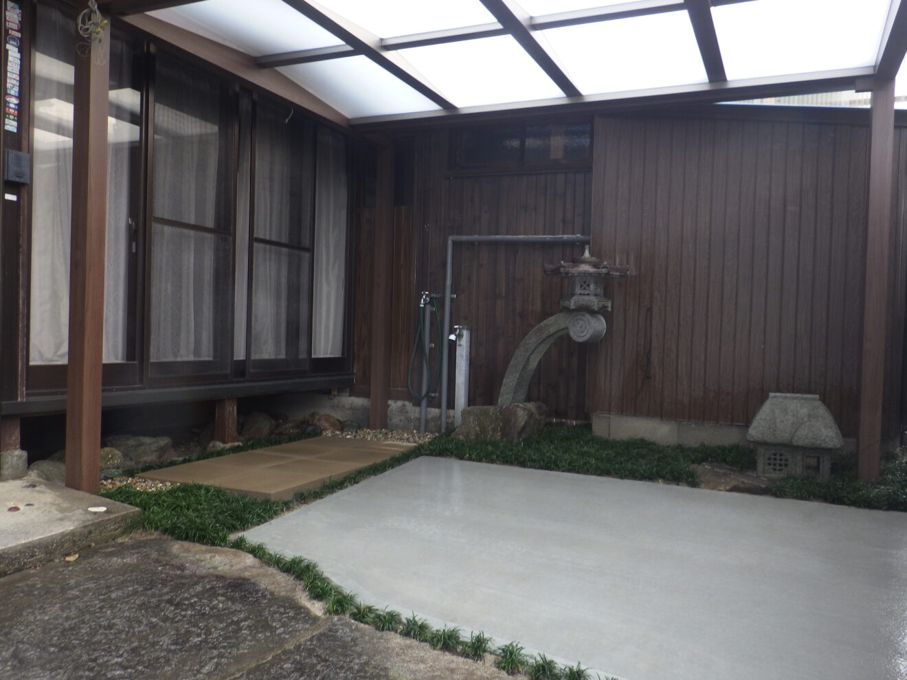 写真：拡張後の駐車場02 - 福田造園の施工事例（愛知県岡崎市）