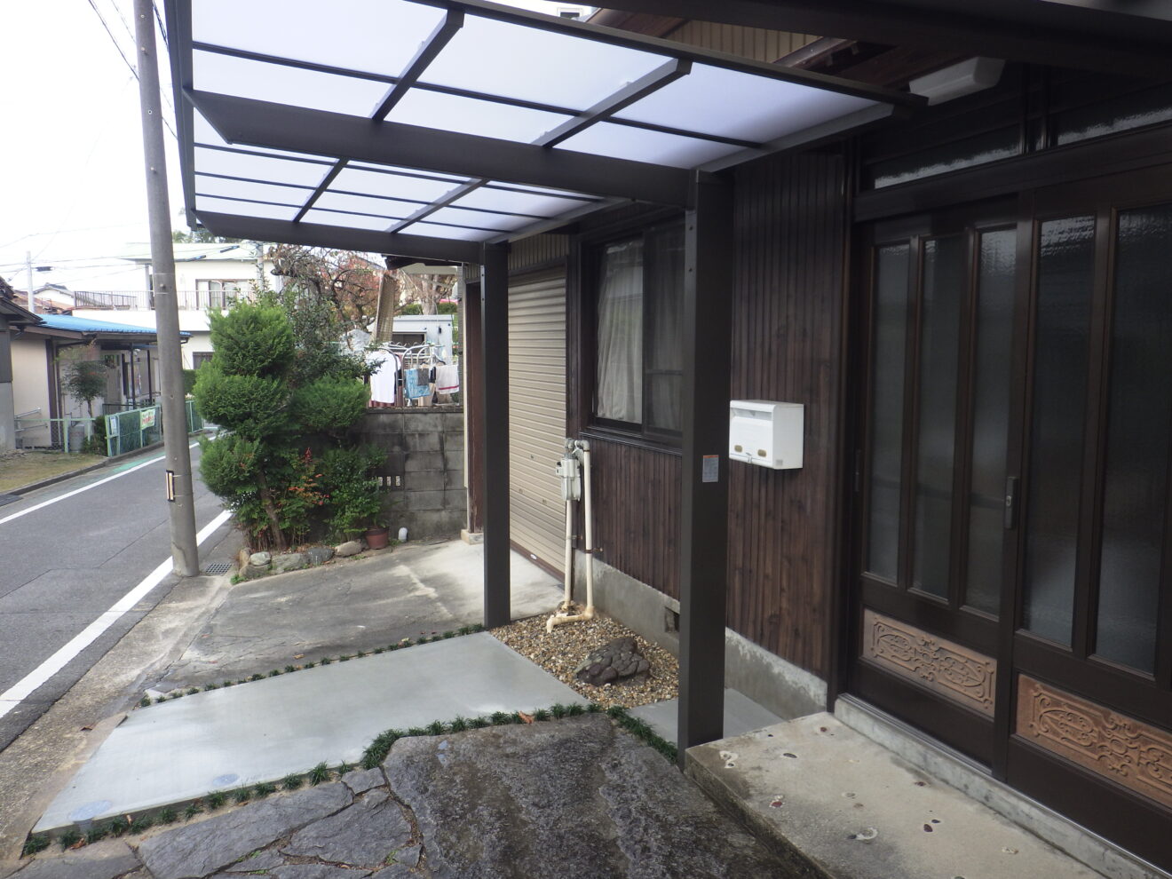 写真：拡張後の駐車場01 - 福田造園の施工事例（愛知県岡崎市）