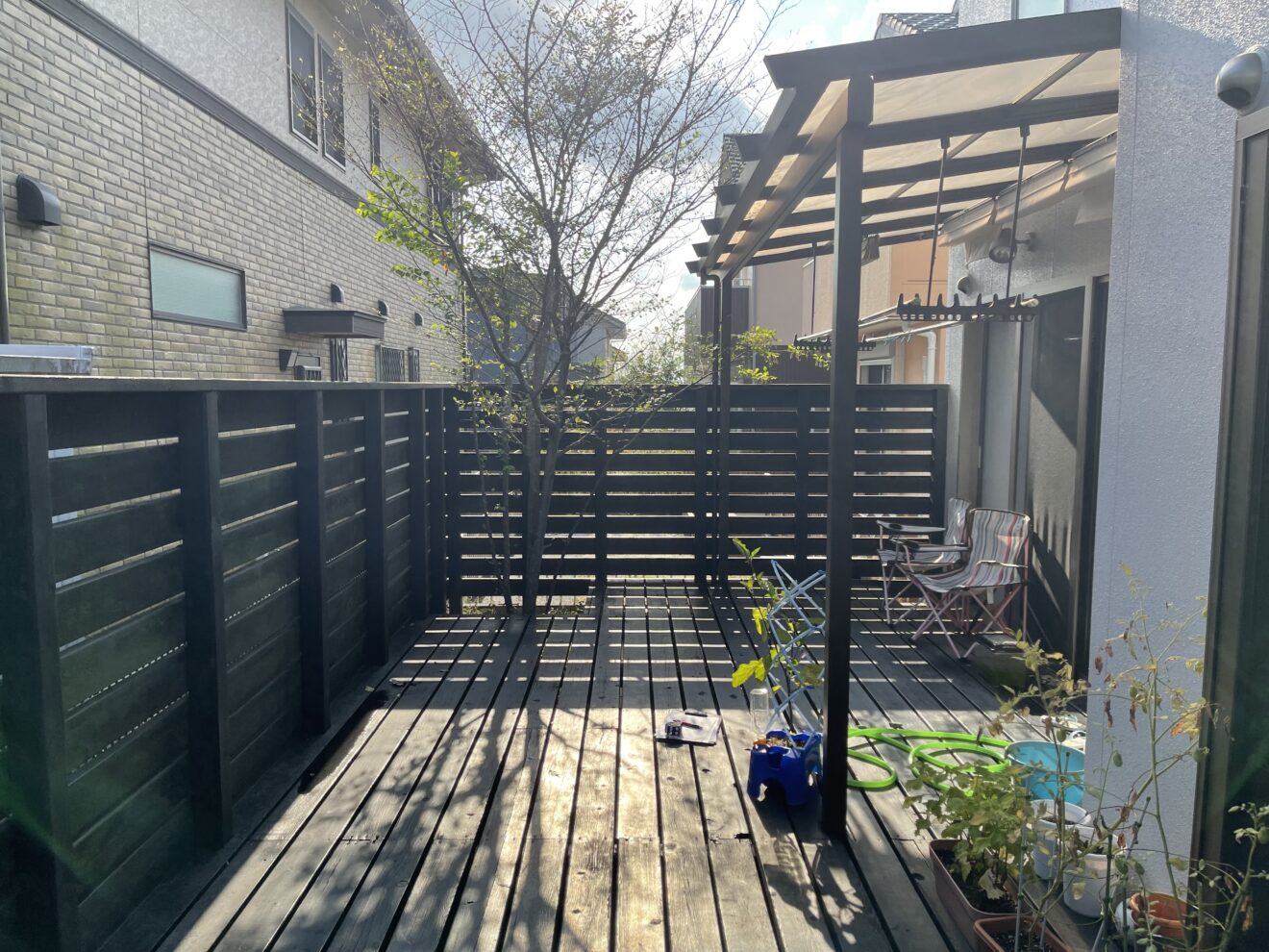 写真：リフォーム前のウッドデッキとデッキフェンス - 福田造園の施工事例（愛知県岡崎市）