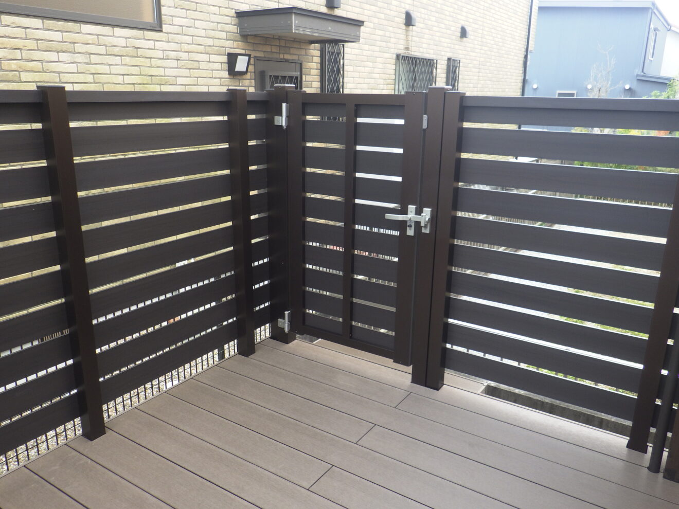 写真：リフォーム後のウッドデッキとデッキフェンス - 福田造園の施工事例（愛知県岡崎市）