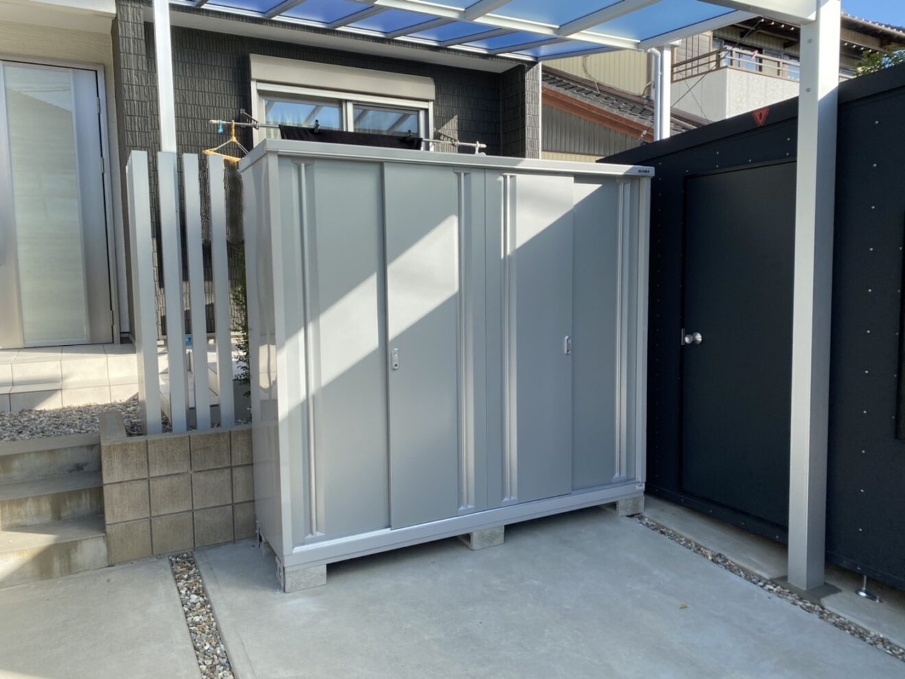 写真：リフォーム後の駐車場に設置された物置小屋 - 福田造園の施工事例（愛知県岡崎市）