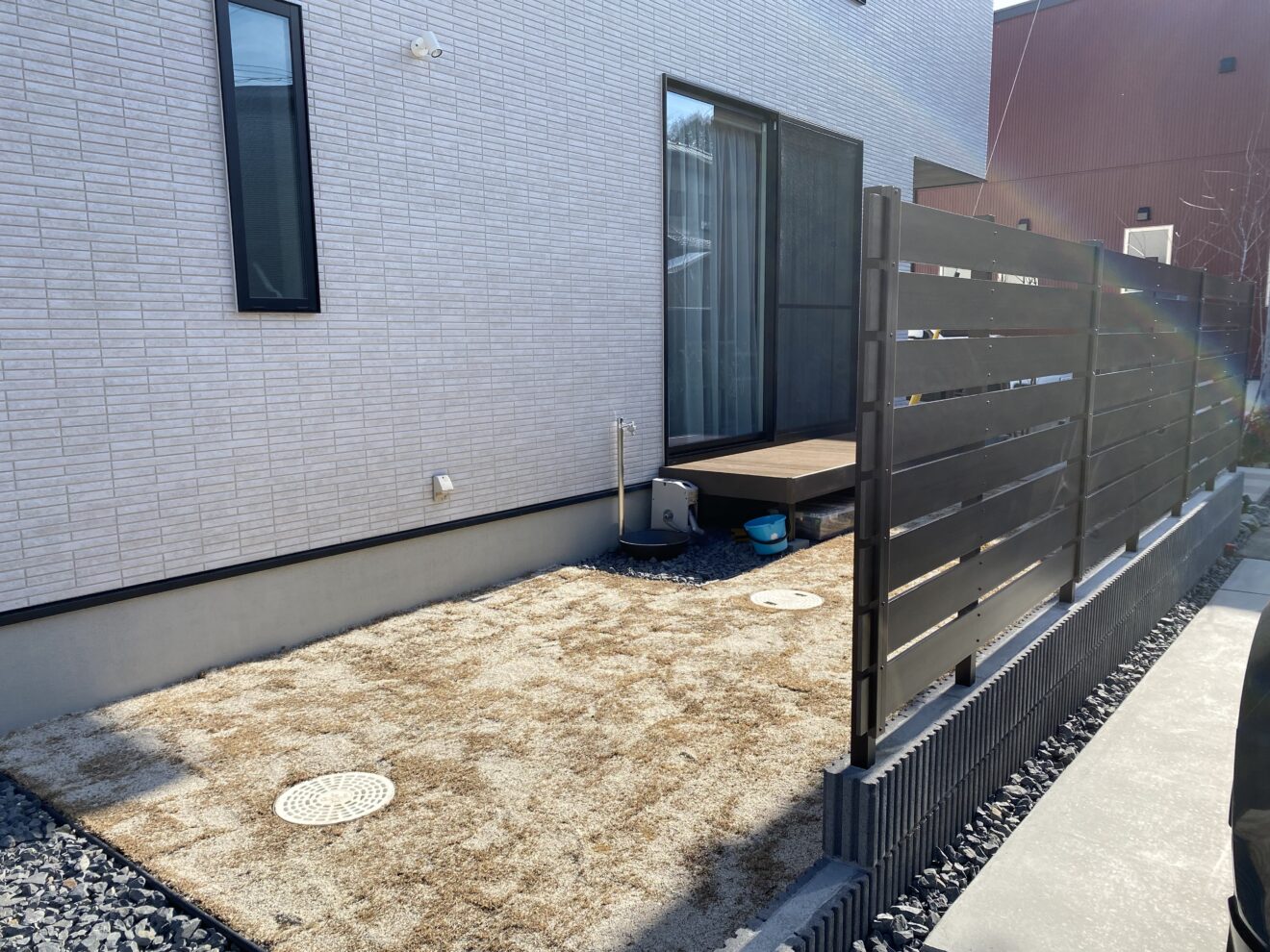 写真：人工芝の庭と目隠しフェンス - 福田造園の施工事例（愛知県豊田市）