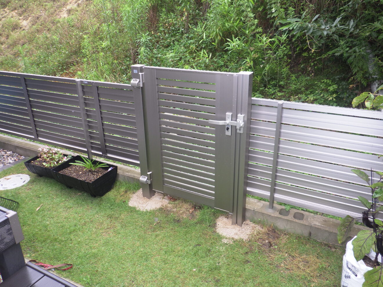 写真：門扉とフェンスを施行した後の庭 - 福田造園の施工事例（愛知県岡崎市）