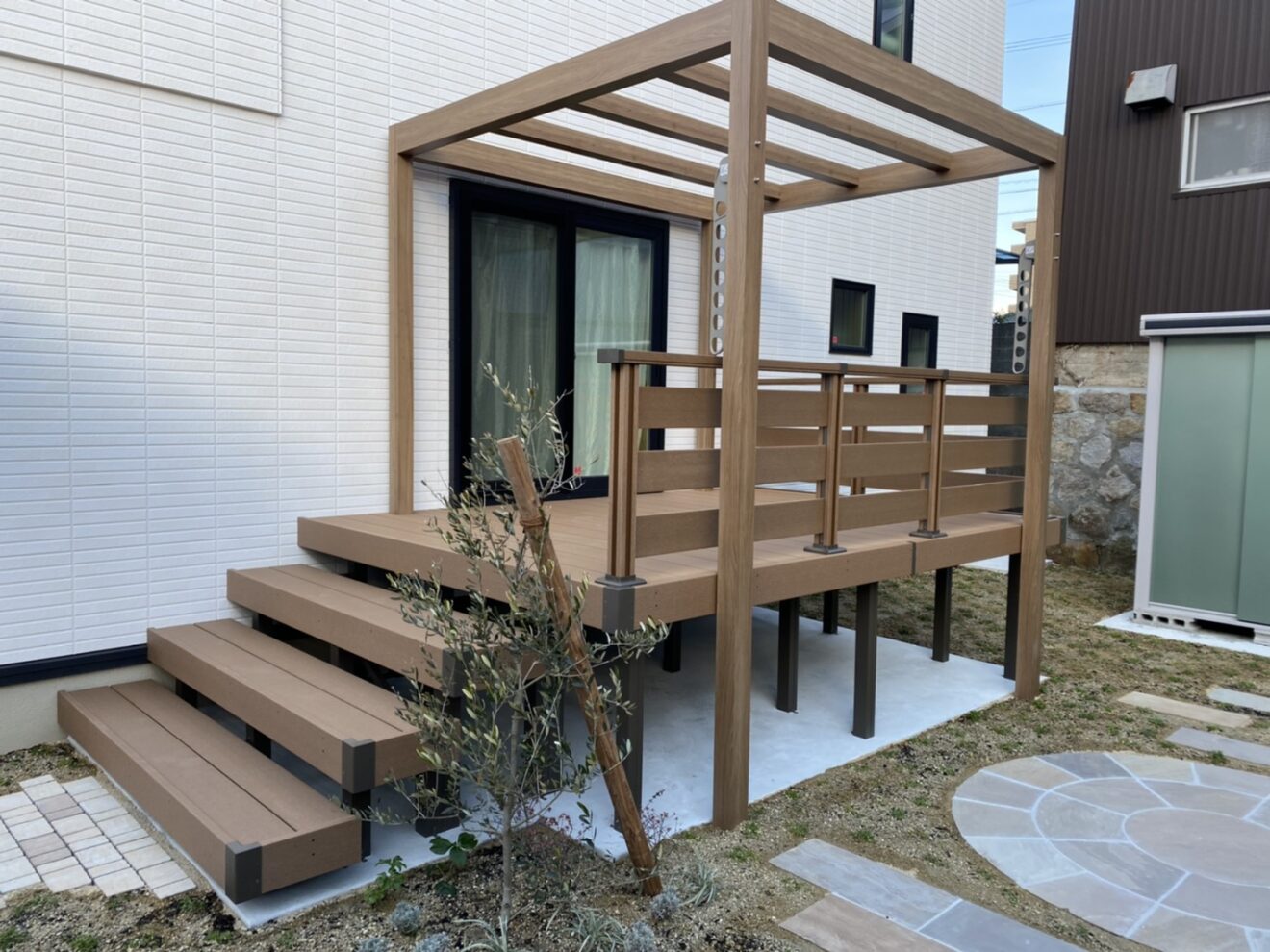 写真：ウッドデッキ施工後の庭 - 福田造園の施工事例（愛知県岡崎市）